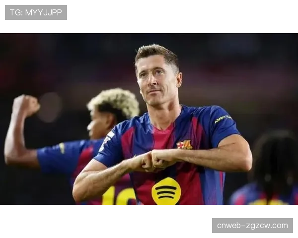 莱万参加巴萨完整合练,有望在国家德比中复出。 莱万参加巴萨完整合练,有望在国家德比中复出。